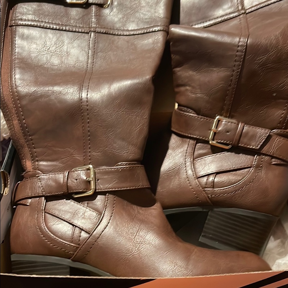 Unisa Brown Heeled Boots with Classic Design